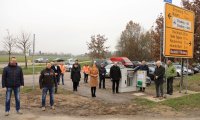 Per Knopfdruck schaltete Landrat Josef Laumer (3.v.r.) die Ampelanlage an der Autobahn-Abfahrt Bogen ein. Über das Plus an Verkehrssicherheit freuen sich (v.r.) Walter Niedermeier von der Signalbaufirma Swarco, Bauamtsleiter Robert Wufka, Christian Unzner von der Autobahndirektion Südbayern, Verkehrssachbearbeiter Jürgen Mißlbeck, Bogens Bürgermeisterin Andrea Probst, Lothar Deuschl und Markus Zitzelsberger vom Staatlichen Bauamt Passau, die Verkehrssicherheitsbeauftragte des Landkreises Rita Kienberger, Tobias Pascher (ABD), Hunderdorfs Bürgermeister Max Höcherl sowie Alexander Stelzer und Tobias Feigl von der Firma Streicher.