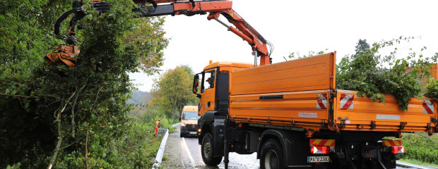 Die Wintermonate nutzen die Mitarbeiter der Straßenmeistereien und der beauftragten Firmen für die Gehölzpflege entlang der Straßen.