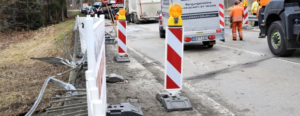 Weil das Brückengeländer und die Schutzplanke bei dem Unfall schwer beschädigt und zum Teil zerstört wurden, ist die Brücke nur noch halbseitig befahrbar, es gilt Tempo 50. Weil das Brückengeländer und die Schutzplanke bei dem Unfall schwer beschädigt und zum Teil zerstört wurden, ist die Brücke nur noch halbseitig befahrbar, es gilt Tempo 50.