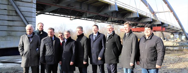 Besichtigung der Isarbrücke mit (v.l.) Ltd. Baudirektor Robert Wufka, Landrat Christian Bernreiter (3.v.l.), Minister Bernd Sibler (5.v.l.) und Verkehrsminister Hans Reichhart (3.v.r.) sowie Kommunalpolitikern aus Plattling und den umliegenden Gemeinden. Besichtigung der Isarbrücke mit (v.l.) Ltd. Baudirektor Robert Wufka, Landrat Christian Bernreiter (3.v.l.), Minister Bernd Sibler (5.v.l.) und Verkehrsminister Hans Reichhart (3.v.r.) sowie Kommunalpolitikern aus Plattling und den umliegenden Gemeinden.