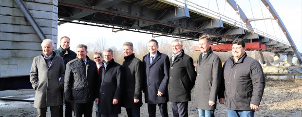 Besichtigung der Isarbrücke mit (v.l.) Ltd. Baudirektor Robert Wufka, Landrat Christian Bernreiter (3.v.l.), Minister Bernd Sibler (5.v.l.) und Verkehrsminister Hans Reichhart (3.v.r.) sowie Kommunalpolitikern aus Plattling und den umliegenden Gemeinden.