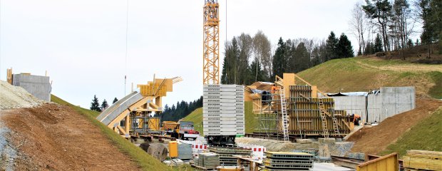 Die vier Pfeiler für den Überbau der neuen Bogenbrücke wurden vergangene Woche betoniert. Die vier Pfeiler für den Überbau der neuen Bogenbrücke wurden vergangene Woche betoniert.