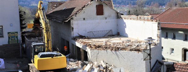 Stück für Stück wird das Anwesen Sturm (Schlosser) in der Ortsdurchfahrt von Arnbruck abgebrochen.