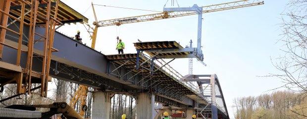 Die Arbeiten an der Isarbrücke gehen wieder mit Hochdruck weiter: Am Freitagvormittag wurden die Scha-lungsteile für das Betonieren der Fahrbahnplatte eingesetzt.