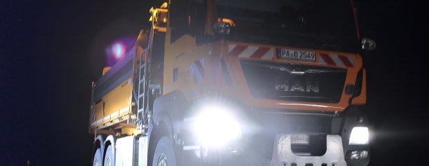 Die ersten Streueinsätze im Einzugsgebiet der Straßenmeisterei Deggendorf waren auf den Donaubrücken und in Waldstücken bereits erforderlich. Die ersten Streueinsätze im Einzugsgebiet der Straßenmeisterei Deggendorf waren auf den Donaubrücken und in Waldstücken bereits erforderlich.