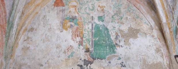 Ranken aus Laubwerk umrahmen an der Südwand die hl. Barbara (mit dem Turm) und die hl. Katharina (mit Rad und Schwert). Unter den Ranken am Scheitel der Schildbogenwand findet man die Jahreszahl 1518.