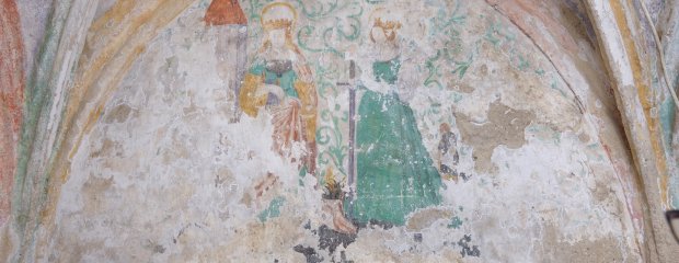 Ranken aus Laubwerk umrahmen an der Südwand die hl. Barbara (mit dem Turm) und die hl. Katharina (mit Rad und Schwert). Unter den Ranken am Scheitel der Schildbogenwand findet man die Jahreszahl 1518. Ranken aus Laubwerk umrahmen an der Südwand die hl. Barbara (mit dem Turm) und die hl. Katharina (mit Rad und Schwert). Unter den Ranken am Scheitel der Schildbogenwand findet man die Jahreszahl 1518.