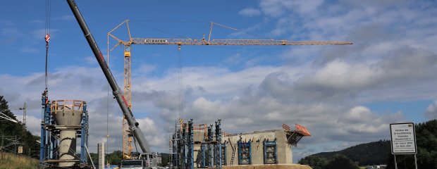 Der Unterbau für die Brücke über die B 8 und die Bahnlinie ist fertig. Der Unterbau für die Brücke über die B 8 und die Bahnlinie ist fertig.