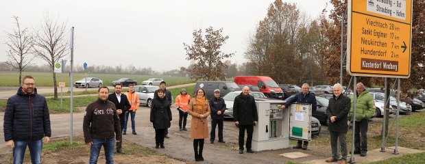 Per Knopfdruck schaltete Landrat Josef Laumer (3.v.r.) die Ampelanlage an der Autobahn-Abfahrt Bogen ein. Über das Plus an Verkehrssicherheit freuen sich (v.r.) Walter Niedermeier von der Signalbaufirma Swarco, Bauamtsleiter Robert Wufka, Christian Unzner von der Autobahndirektion Südbayern, Verkehrssachbearbeiter Jürgen Mißlbeck, Bogens Bürgermeisterin Andrea Probst, Lothar Deuschl und Markus Zitzelsberger vom Staatlichen Bauamt Passau, die Verkehrssicherheitsbeauftragte des Landkreises Rita Kienberger, Tobias Pascher (ABD), Hunderdorfs Bürgermeister Max Höcherl sowie Alexander Stelzer und Tobias Feigl von der Firma Streicher.