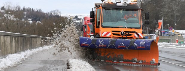 Ein Räumfahrzeug der Straßenmeisterei Passau räumt die B 388 auf Höhe ZF.