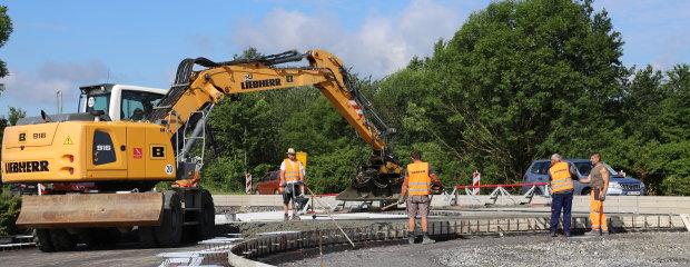 Aktuell wird die südliche Hälfte des neuen Kreisverkehrs an der Götz-Keller-Kreuzung gebaut.