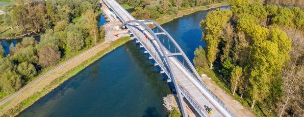 Die Isarbrücke ist fertig. Im nächsten Jahr muss nur noch eine kleine Lücke im Straßenbau ge-schlossen werden, voraussichtlich im Sommer 2021 kann die Ortsumgehung dann für den Verkehr freigegeben werden.