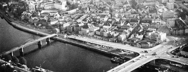 Über den Standort wird bis heute diskutiert. Die Schanzlbrücke ersetzte die zu schmal gewordene Maxbrücke (l.).