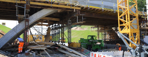 Die Bögen sind fertig betoniert, die Fahrbahnabdichtung ist fertiggestellt. Im nächsten Schritt werden die Brückenkappen der Bogenbrücke betoniert – Schalung und Bewehrung sind bereits angebracht.