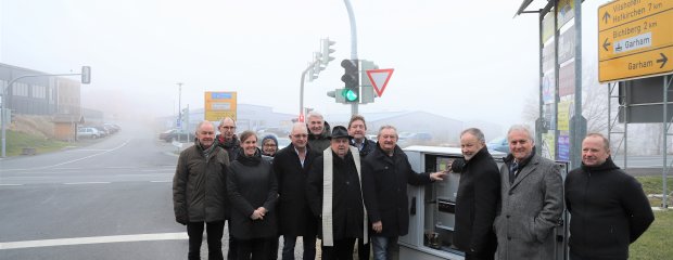 Bürgermeister Willi Wagenpfeil (3.v.r) und Landrat Franz Meyer schalteten die Ampel ein. Über die Inbetriebnahme freuten sich Stefan Kapfinger (v.r.) und Amtsleiter Robert Wufka vom Staatlichen Bauamt Passau, Hofkirchens 2. Bürgermeister Georg Stelzer, Pfarrer Gotthard Weiß, 3. Bürgermeister Werner Lösl, Alois Blüml von der Firma Neulinger, Gemeinderätin Petra Moser, Abteilungsleiterin Eva-Maria Honigl vom Staatlichen Bauamt, Max Seider und Helmut Schöfberger als Vertreter der „Bürgerbewegung“.