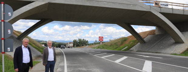 Vor der neuen Bogenbrücke am Hochbühl tauschten sich Ltd. Baudirektor Robert Wufka (r.) und MdB Alois Rainer über den Fortschritt der Arbeiten zum Ausbau der B 11 zwischen Grafling und Gotteszell aus.