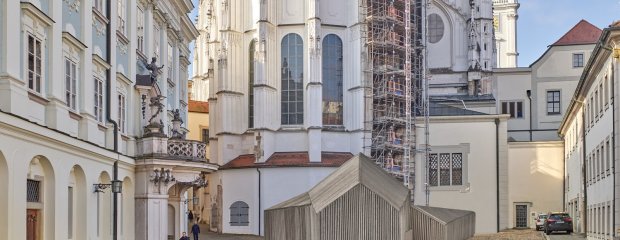 Fotomontage mit Gebäudemodell des geplanten neuen Werkstattgebäudes der Dombauhütte