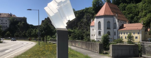 Der überarbeitete ‚Salzkristall‘ zeigt nun eine mattierte Oberflächenbeschichtung, die Einzelelemente der Glasskulptur sind miteinander verschraubt. Der überarbeitete ‚Salzkristall‘ zeigt nun eine mattierte Oberflächenbeschichtung, die Einzelelemente der Glasskulptur sind miteinander verschraubt.
