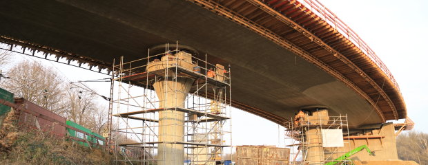 Die Absenkung des Brückenüberbaus auf die Pfeiler und Widerlager ist abgeschlossen.