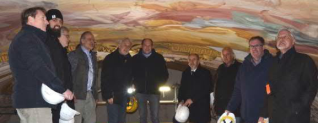 Begutachtung von Schadensbildern auf dem Raumgerüst unmittelbar unter den Gewölbefresken: Dr. Thomas Kupferschmied (von rechts), Alois Brunner, Bernhard Symank, Norbert Sterl, Thomas Knödl, die Restauratoren Peter Turek und Michael Bengler, Felix Viemann, Pfarrer Sebastian Wild und Restaurator Ulrich Weilhammer. Begutachtung von Schadensbildern auf dem Raumgerüst unmittelbar unter den Gewölbefresken: Dr. Thomas Kupferschmied (von rechts), Alois Brunner, Bernhard Symank, Norbert Sterl, Thomas Knödl, die Restauratoren Peter Turek und Michael Bengler, Felix Viemann, Pfarrer Sebastian Wild und Restaurator Ulrich Weilhammer.