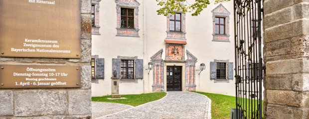 Der Weg zum Haupteingang des Schlosses wurde barrierefrei angehoben, die bisherige Stufenanlage beseitigt.