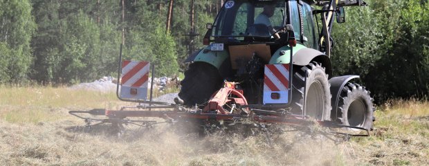 Mit dem Kreiselheuer verteilt Mike Pflieger das Heu auf der Ausgleichsfläche.