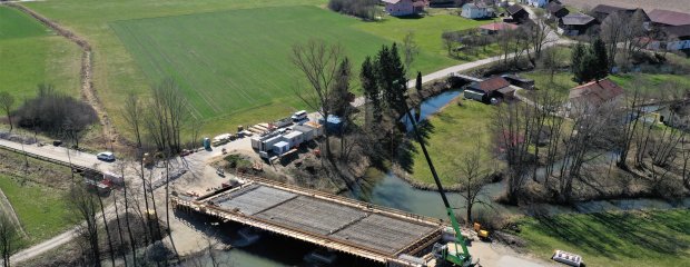 Die Arbeiten an der Kollbachbrücke bei Mariakirchen gehen gut voran.