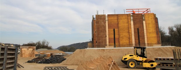 Auf der Donauseite der B 8 entstehen Widerlager und Pfeiler für die neue Brücke. Neun Meter hoch ist die Schalung, betoniert wird bis zu einer Höhe von acht Metern.