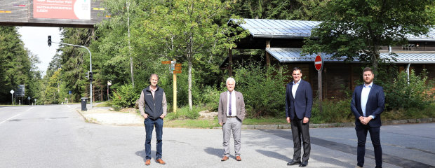 Über die Sanierung der Nationalparkstraße informieren der stellvertretende Nationalparkleiter Professor Dr. Jörg Müller (v.l.), Ltd. Baudirektor Robert Wufka, Landrat Sebastian Gruber und der zuständige Abteilungsleiter Jens Fryda vom Staatlichen Bauamt Passau.