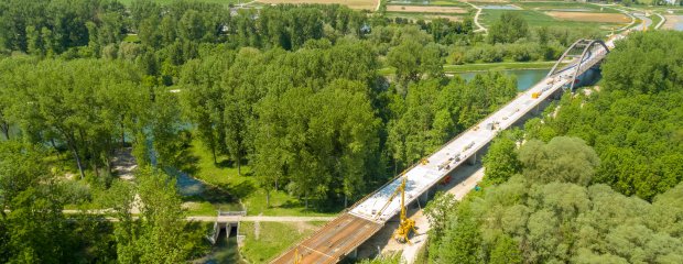 Aus der Luft ist das hellgraue Band der betonierten Fahrbahnplatte gut zu erkennen.