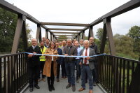 Der Geh- und Radweg zwischen Hofweinzier und Bärndorf sowie die Radwegbrücke über den Bogenbach sind fertig. Zur Freigabe schnitten Robert Wufka, Leiter des Staatlichen Bauamts Passau (v.r.), Christian Kelbel (Firma Strabag), Bürgermeisterin Andrea Probst und Altbürgermeister Franz Schedlbauer das weiß-blaue Band durch.