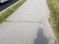 Umfangreiche Schadstellen an der Deckschicht machen eine Sanierung des Donauradwegs dringend erforderlich.