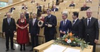 Übergabe des symbolischen Schlüssels für den Neubau (v.l.): Leitender Baudirektor Norbert Sterl, Bauministerin Kerstin Schreyer, TUM-Campus-Rektor Prof. Dr. Volker Sieber, Ministerpräsident Dr. Markus Söder, Wissenschaftsminister Bernd Sibler, TUM-Präsident Prof. Dr. Thomas F. Hofmann und Oberbürgermeister Markus Pannermayr.