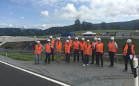 Im Hintergrund die Bayerwald-Brücke, vorne Vertreter des Staatlichen Bauamts Passau mit den beiden Landräten sowie den Bürgermeistern der B 11-Anliegergemeinden.