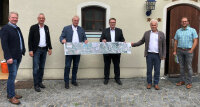 Beim Infrastrukturgespräch: v.l. Bezirksrat Franz Schreyer, OB Markus Pannermayr, MdB Alois Rainer, MdL Josef Zellmeier, Leitender Baudirektor Robert Wufka und Abteilungsleiter Bastian Wufka mit den aktuellen Planunterlagen für die B 20.