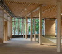 Blick in die Eingangshalle des NAWAREUMS mit Holz-Beton-Verbunddecke