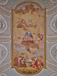 Das Deckenfresko „Himmelfahrt Mariens“ des Tiroler Malers Joseph Schöpf erstreckt sich über mehr als zwei Joche und beherrscht das Tonnengewölbe des Langhauses.