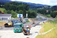 Die Fahrbahn zwischen der Bayerwald-Brücke und der Einmündung nach Gotteszell ist asphaltiert. © Staatliches Bauamt Passau / Süß