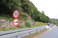 Damit die Baufahrzeuge von der Bundesstraße auf den Radweg gelangen können, wurden die Schutzplanken an einigen Stellen entfernt. Durch die Geschwindigkeitsbeschränkung werden gefährliche Situationen für die Radfahrer verhindert.