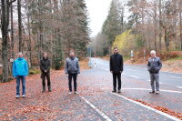 Über den Abschluss eines weiteren Sanierungs-Abschnitts auf der Nationalparkstraße freuen sich (v.r.) Robert Wufka, Leiter des Staatlichen Bauamts Passau, Landrat Sebastian Gruber, Abteilungsleiter Jens Fryda vom Staatlichen Bauamt sowie Johannes Dick und Jochen Linner von der Nationalparkverwaltung.