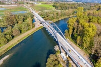 Im Jahr 2020 folgte die Endfertigstellung der Fahrbahnplatte aus Beton sowie der Anstrich der Stahlteile. 