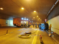 Nachdem das „Feuer“ gelöscht war, durften die Einsatzkräfte auch mit dem Feuerwehrauto in den Tunnel einfahren. Nachdem das „Feuer“ gelöscht war, durften die Einsatzkräfte auch mit dem Feuerwehrauto in den Tunnel einfahren.