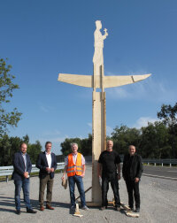 Beim Ortstermin an der Isarbrücke legten sie den genauen Standort für die St. Nepomuk-Skulptur fest: Ltd. Baudirektor Norbert Sterl (von rechts), Künstler Bernd Stöcker, Baudirektor Kurt Stümpfl, Bürgermeister Hans Schmalhofer und Bauoberrat Sebastian Philipp.