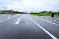 Selbst das Regenwetter am Mittwoch konnte den Arbeiten nichts mehr anhaben: Die Markierung auf der B12 ist fertiggestellt, die Straßenausstattungsarbeiten sind abgeschlossen. Selbst das Regenwetter am Mittwoch konnte den Arbeiten nichts mehr anhaben: Die Markierung auf der B12 ist fertiggestellt, die Straßenausstattungsarbeiten sind abgeschlossen.