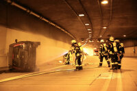 In der Mitte der Tunnelröhre lag das brennende „Unfallauto“, das die Feuerwehrleute zunächst lö-schen mussten. In der Mitte der Tunnelröhre lag das brennende „Unfallauto“, das die Feuerwehrleute zunächst lö-schen mussten.