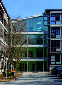 Die Verbindungsbauten zwischen den Bürogebäuden erhielten neue Aluminium-Glas-Fassaden mit Wärme- und Sonnenschutzverglasung. Die Verbindungsbauten zwischen den Bürogebäuden erhielten neue Aluminium-Glas-Fassaden mit Wärme- und Sonnenschutzverglasung.