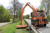 An der B 8 bei Straubing haben die Mitarbeiter der Straßenmeisterei Straubing die Seitenstreifen gemäht und dabei einige Grasstreifen stehen gelassen.