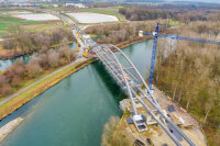 Ende 2019 folgte der wohl spannendste Zeitraum der Ausführung: Die Traggerüste wurden zurückgebaut und die Schrägseile an den Hilfspylonen gekappt. „Hier sollte sich zeigen, ob die Brückenkonstruktion in der Lage war, erstmals ihr eigenes Gewicht zu tragen. Erwartungsgemäß, aber doch zur großen Freude aller Beteiligten hielt das gesamte Tragwerk den einwirkenden Lasten stand“, sagt Robert Wufka. Ende 2019 folgte der wohl spannendste Zeitraum der Ausführung: Die Traggerüste wurden zurückgebaut und die Schrägseile an den Hilfspylonen gekappt. „Hier sollte sich zeigen, ob die Brückenkonstruktion in der Lage war, erstmals ihr eigenes Gewicht zu tragen. Erwartungsgemäß, aber doch zur großen Freude aller Beteiligten hielt das gesamte Tragwerk den einwirkenden Lasten stand“, sagt Robert Wufka.