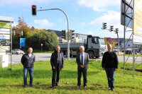 Die Ampelanlage funktioniert – darüber freuen sich Hofkirchens Bürgermeister Josef Kufner (v.r.), Ltd. Baudirektor Robert Wufka, MdL Walter Taubeneder und Stefan Kapfinger vom Staat-lichen Bauamt Passau.