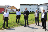 Zur Infrastrukturkonferenz hatte MdB Thomas Erndl (Mitte) eingeladen. Helmut Maier (l.), Günther Kleiner (v.r.) und Robert Wufka informierten über aktuelle Projekte, stellvertretender Landrat Roman Fischer nahm Anregungen zum Radwegebau mit.